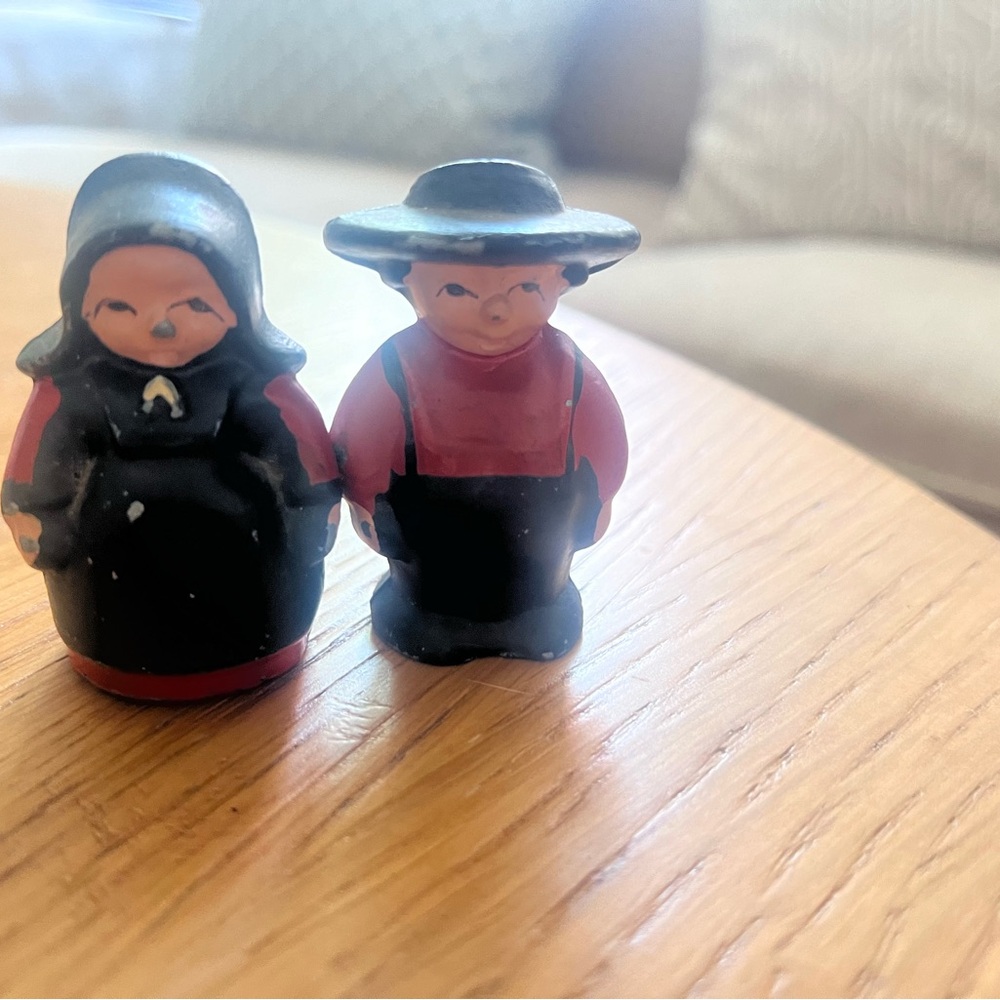 VINTAGE AMISH BOY & GIRL METAL SALT & PEPPER SHAKERS